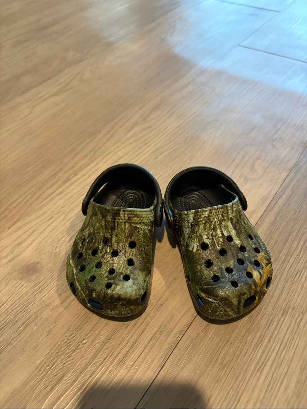 crocs camo  baby shoes like new 2/3